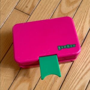 Yumbox Pink Snack Box with Green Tab